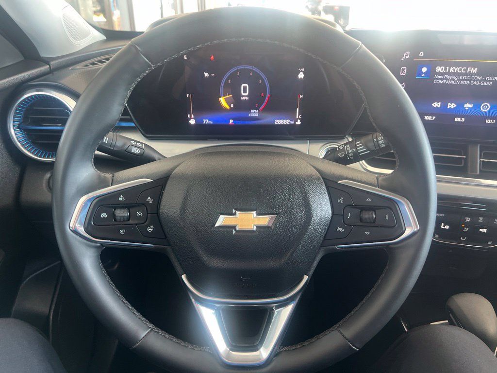 Used 2025 Chevrolet Trax LT w/ LT Convenience Package FWD image 36