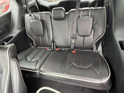 Used 2024 Chrysler Pacifica Premium image 23