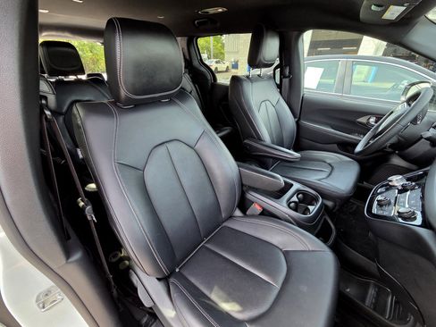 Used 2025 Chrysler Pacifica Select FWD image 6