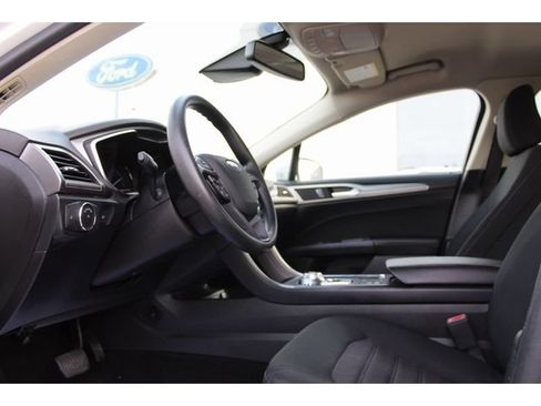 Used 2020 Ford Fusion SE FWD image 12