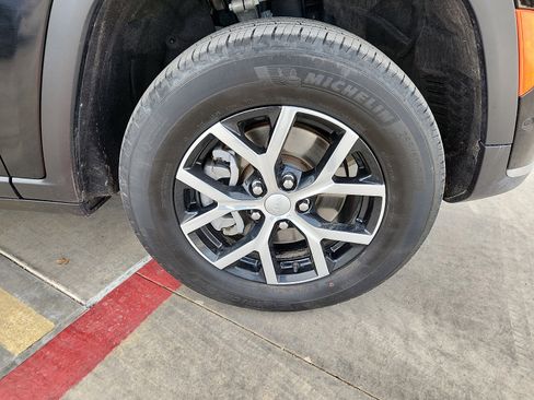 Used 2024 Jeep Grand Cherokee L Limited w/ Luxury Tech Group II image 9