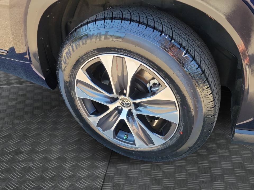 Used 2020 Toyota Highlander XLE FWD image 27