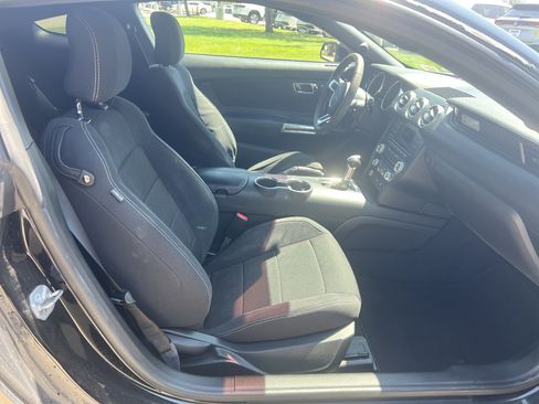 Used 2017 Ford Mustang Coupe RWD image 25