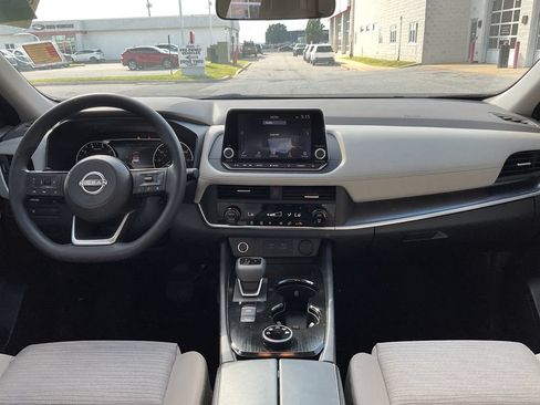 Used 2023 Nissan Rogue SV AWD/4WD image 9