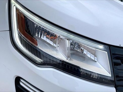 Used 2018 Ford Explorer XLT image 27