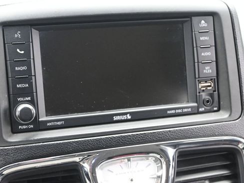 Used 2013 Chrysler Town & Country Touring image 30