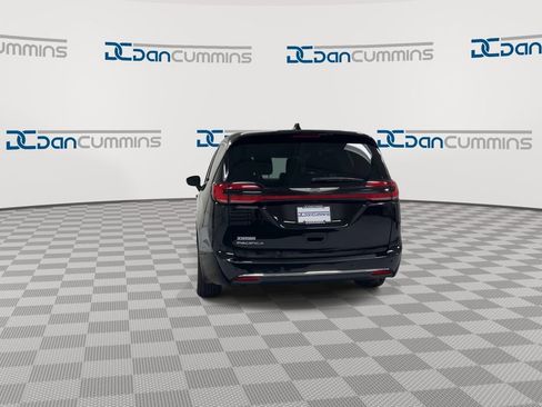 Used 2024 Chrysler Pacifica Touring-L image 7