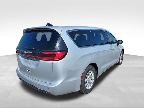 New 2026 Chrysler Pacifica Select image 12
