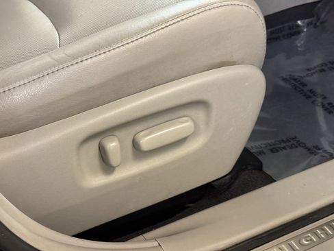 Used 2012 Toyota Highlander Limited image 27