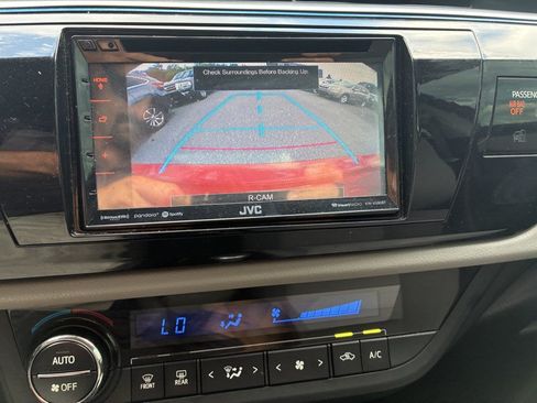Used 2015 Toyota Corolla LE FWD image 11