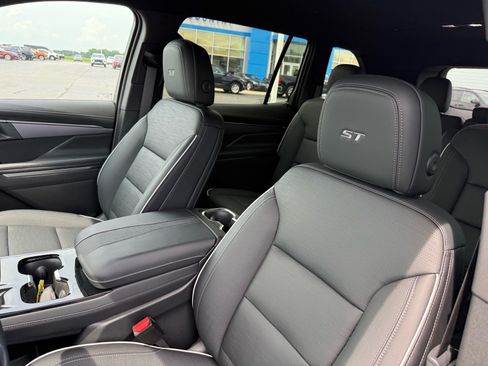Used 2025 Buick Enclave Sport Touring w/ LPO, Floor Liner Package FWD image 13
