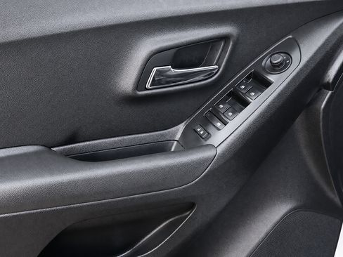 Used 2020 Chevrolet Trax LT w/ LT Convenience Package FWD image 24