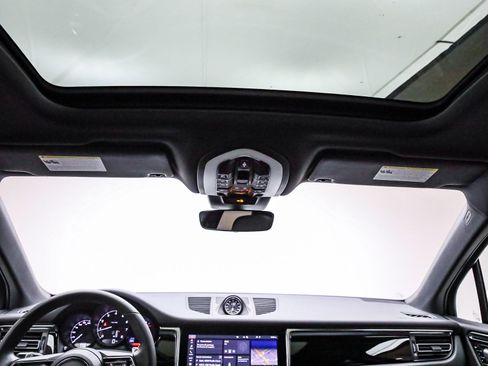 Certified 2025 Porsche Macan AWD/4WD image 17