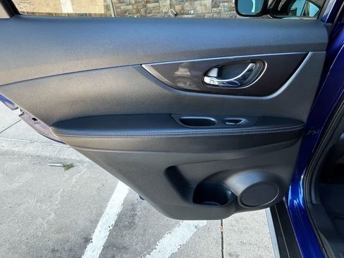 Used 2019 Nissan Rogue SV AWD/4WD image 18