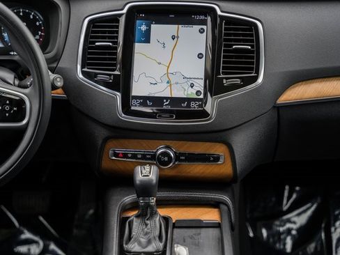 Used 2022 Volvo XC90 T6 Momentum w/ Advanced Package image 23