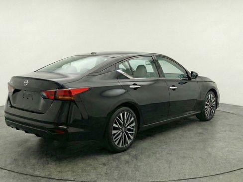 Used 2025 Nissan Altima 2.5 SV FWD image 9