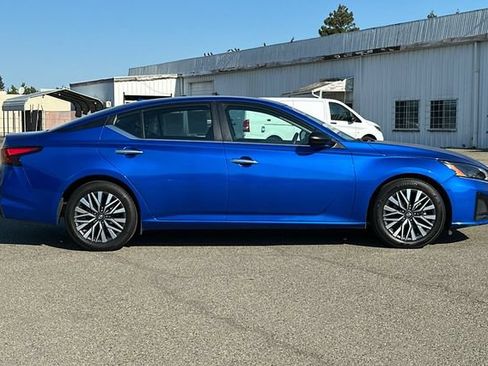 Used 2025 Nissan Altima 2.5 SV FWD image 3