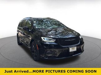 Used 2025 Chrysler Pacifica Limited FWD video 1