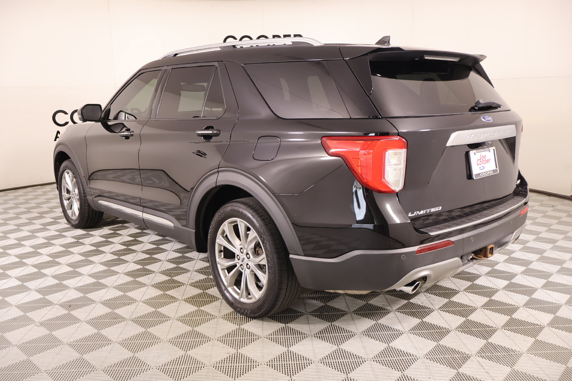 Used 2021 Ford Explorer Limited w/ Equipment Group 301A AWD/4WD image 25