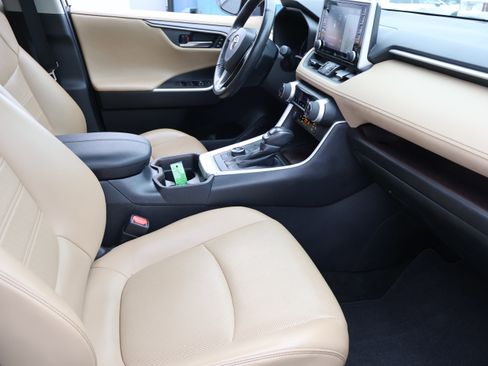 Used 2020 Toyota RAV4 Limited image 12