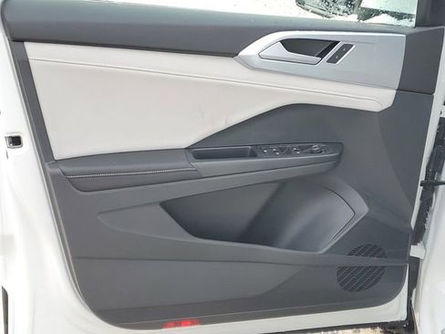 New 2026 Volkswagen Taos SE FWD image 8