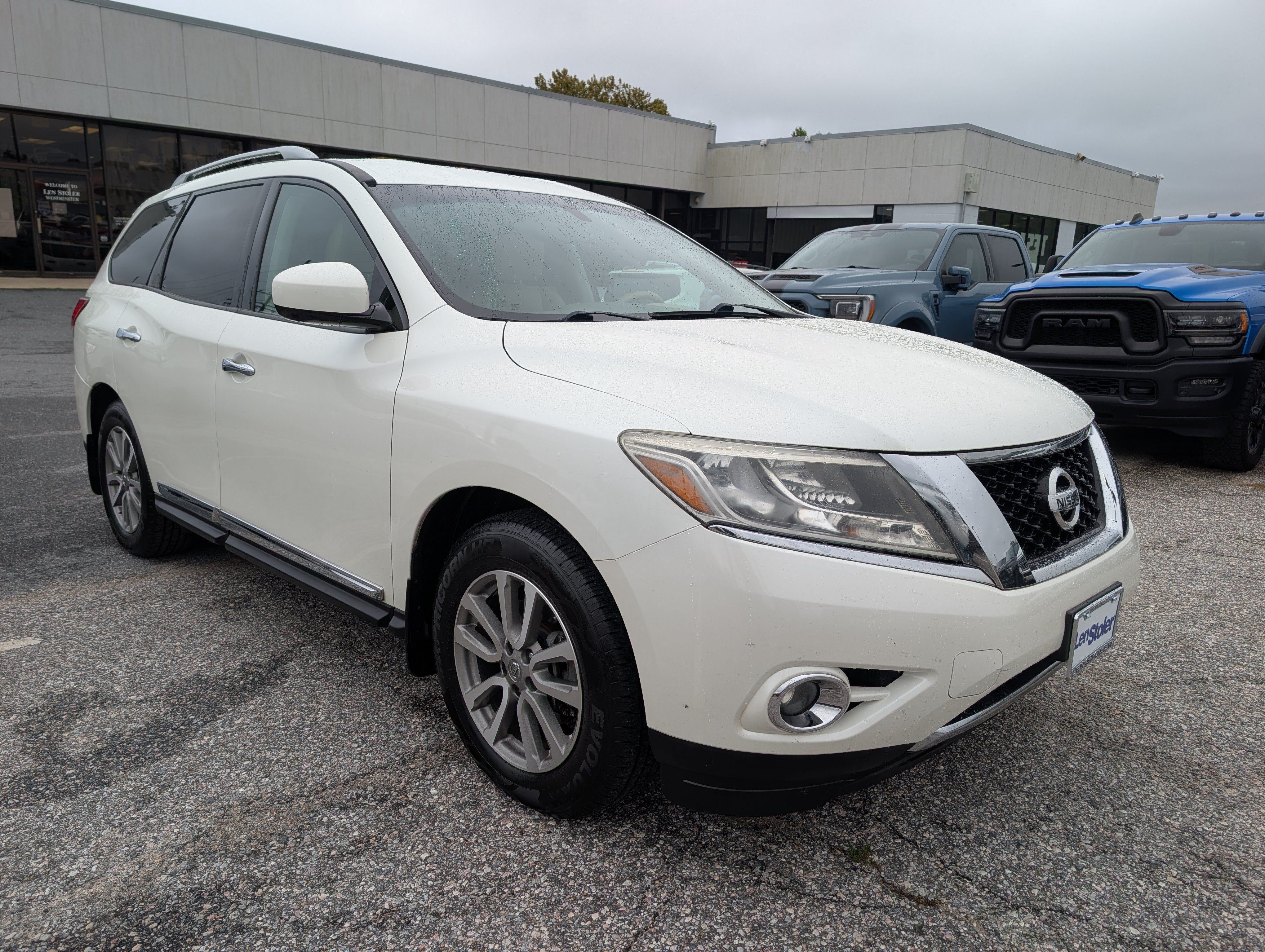 Used 2015 Nissan Pathfinder SL w/ SL Tech Package FWD image 7
