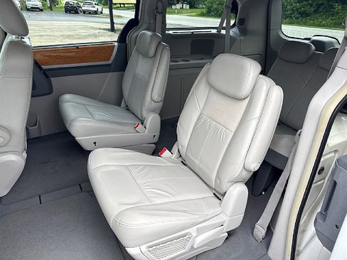 Used 2008 Chrysler Town & Country Limited w/ Entertainment Group #3 image 12