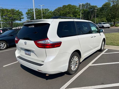 Used 2015 Toyota Sienna XLE Premium FWD image 17