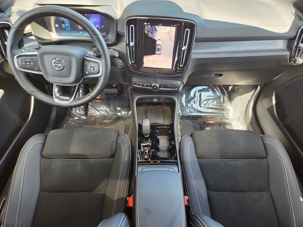 Used 2025 Volvo XC40 B5 Plus AWD/4WD image 16