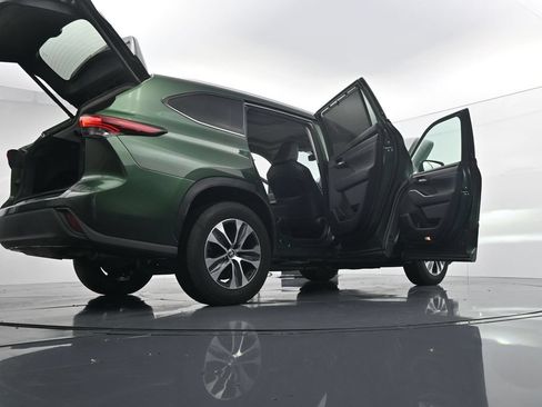 Used 2024 Toyota Highlander XLE FWD image 46