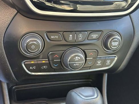 Certified 2019 Jeep Cherokee Limited w/ Technology Group image 28