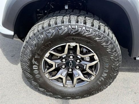Used 2025 Chevrolet Colorado ZR2 w/ Technology Package AWD/4WD image 14
