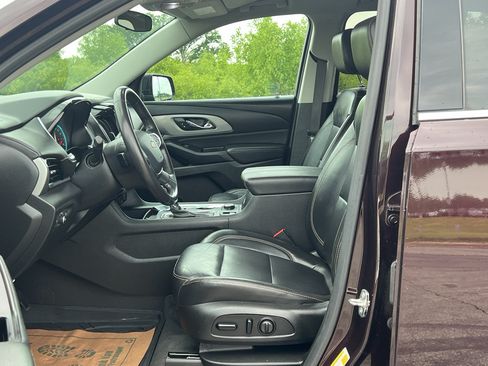 Used 2020 Chevrolet Traverse LT w/ LPO, Blackout Package FWD image 13