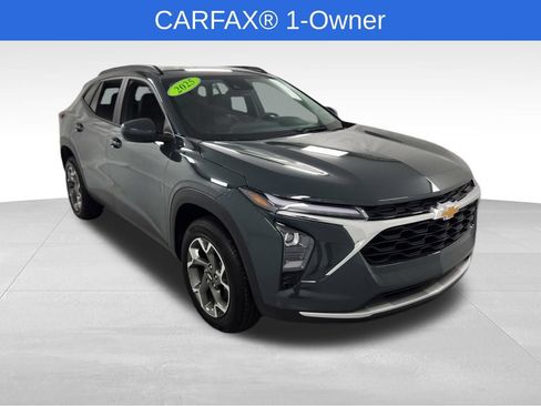 Used 2025 Chevrolet Trax LT FWD image 1