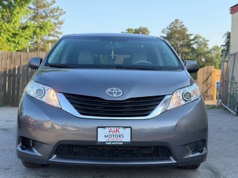 Used 2011 Toyota Sienna LE FWD image 3