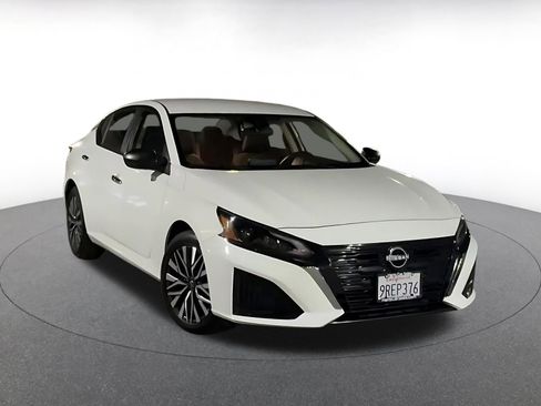 Used 2025 Nissan Altima 2.5 SV image 3