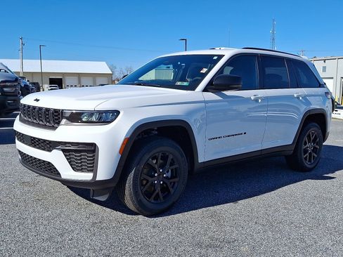 New 2026 Jeep Grand Cherokee Altitude image 2