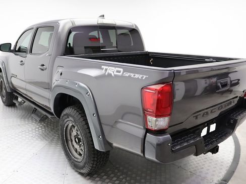 Used 2017 Toyota Tacoma TRD Sport image 11