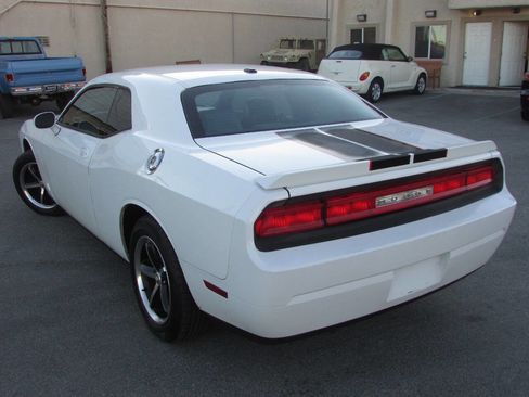 Used 2010 Dodge Challenger SE image 6