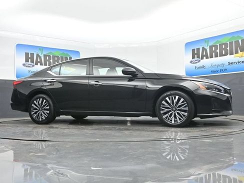 Used 2025 Nissan Altima 2.5 SV FWD image 21