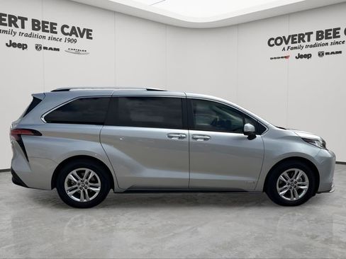 Used 2021 Toyota Sienna Limited image 11