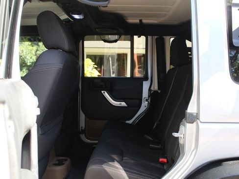 Used 2013 Jeep Wrangler Unlimited Rubicon AWD/4WD image 13