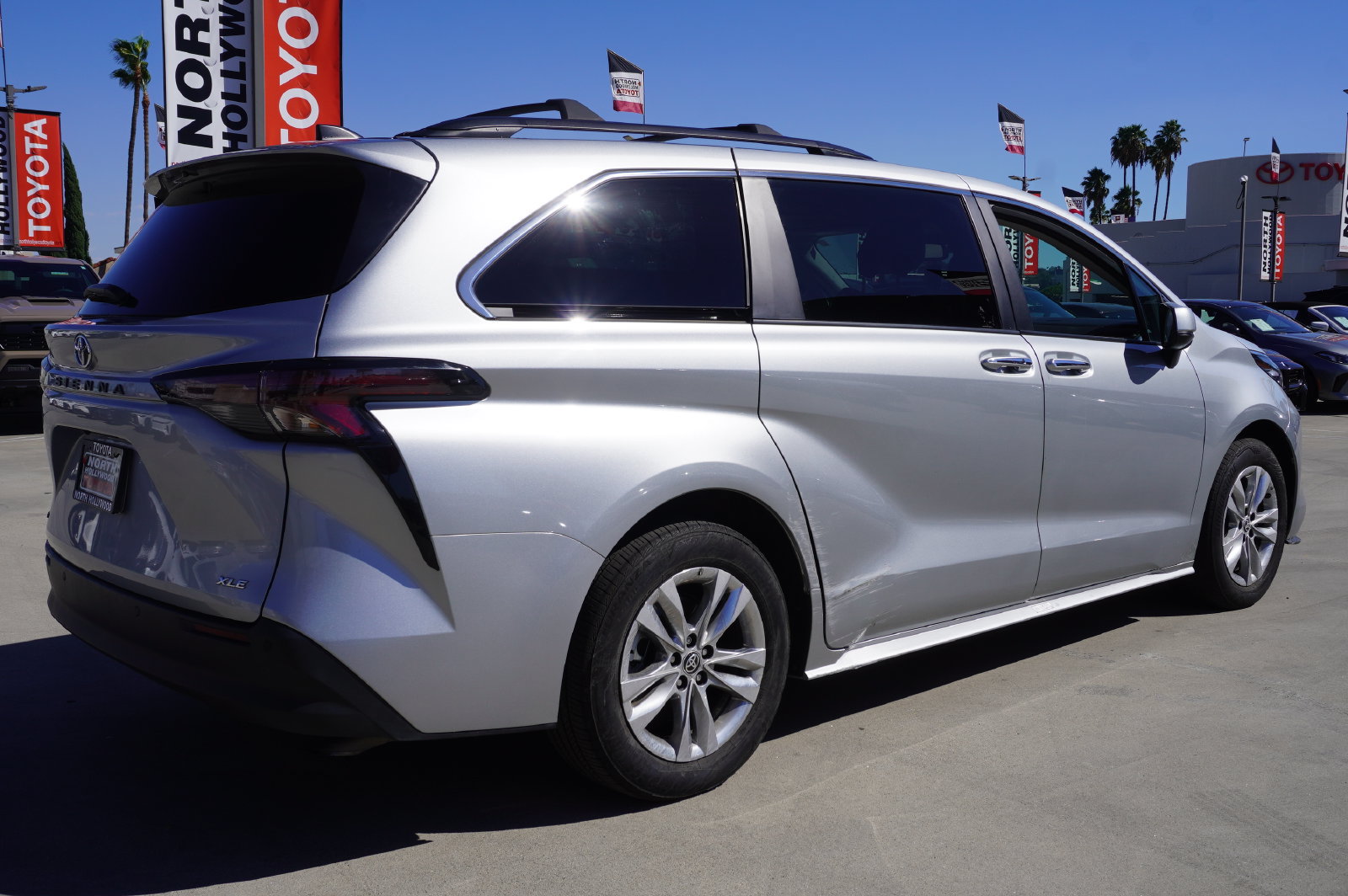 Used 2025 Toyota Sienna XLE w/ XLE Plus Package FWD image 5