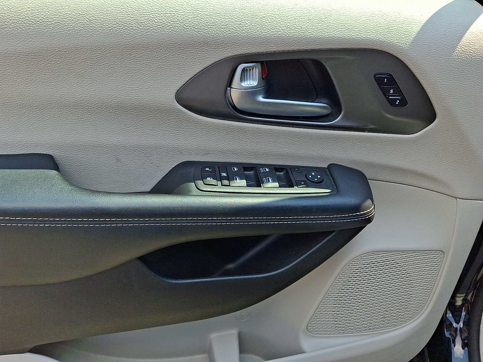 Used 2023 Chrysler Pacifica Touring-L FWD image 15