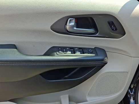 Used 2023 Chrysler Pacifica Touring-L FWD image 15