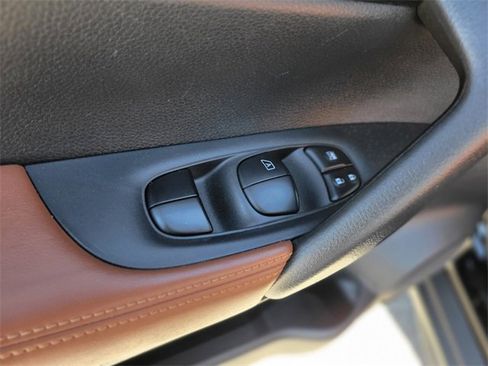 Used 2018 Nissan Rogue SL w/ Premium Package image 16