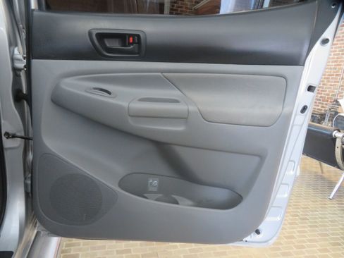 Used 2010 Toyota Tacoma PreRunner image 21