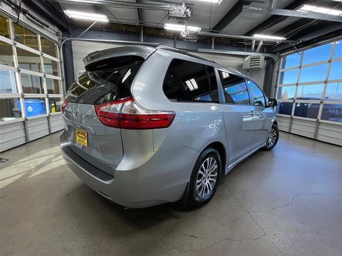 Used 2018 Toyota Sienna XLE w/ XLE Navigation Package image 5
