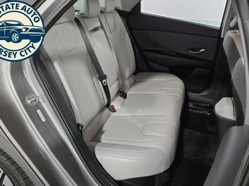 Used 2023 Hyundai Elantra Limited FWD image 35