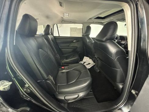 Used 2023 Toyota Highlander XLE AWD/4WD image 29